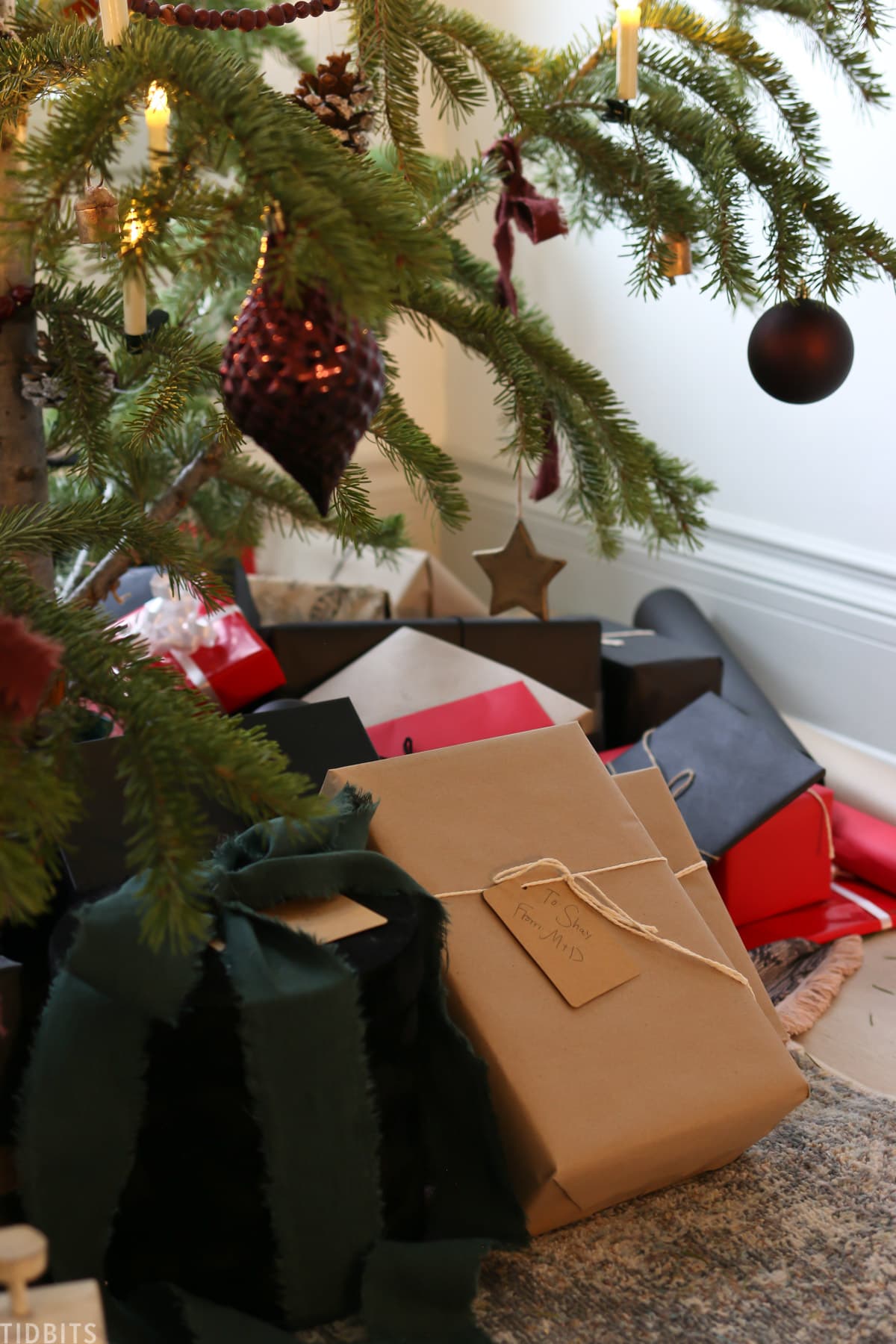 Christmas gifts that are wrapped with sustainable materials underneath the Christmas tree