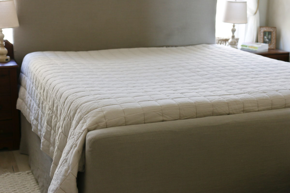 linen quilt on bed