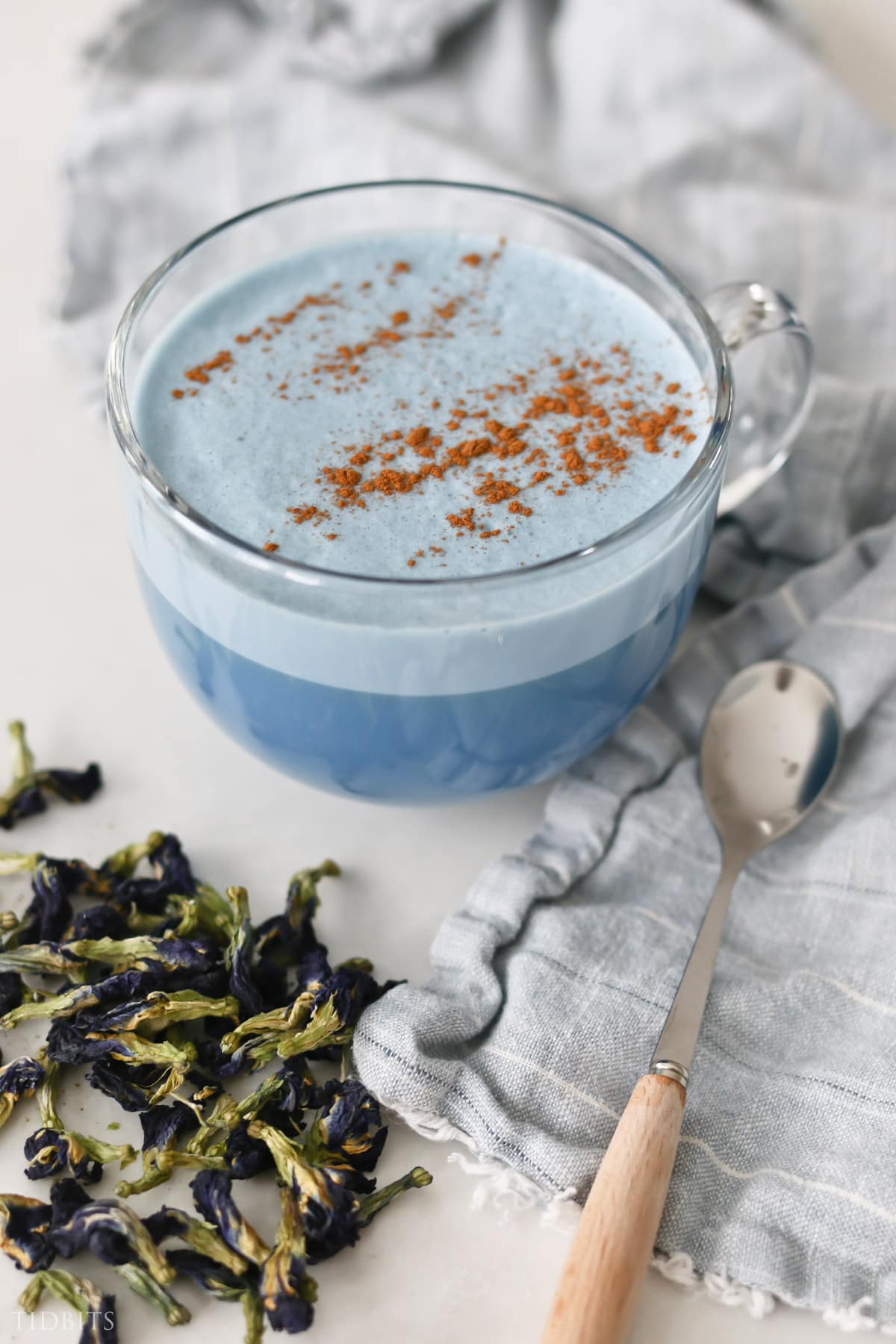 How to Make the BEST Blue Matcha Latte with Butterly Pea, garnish your hot drink with cinnamon.