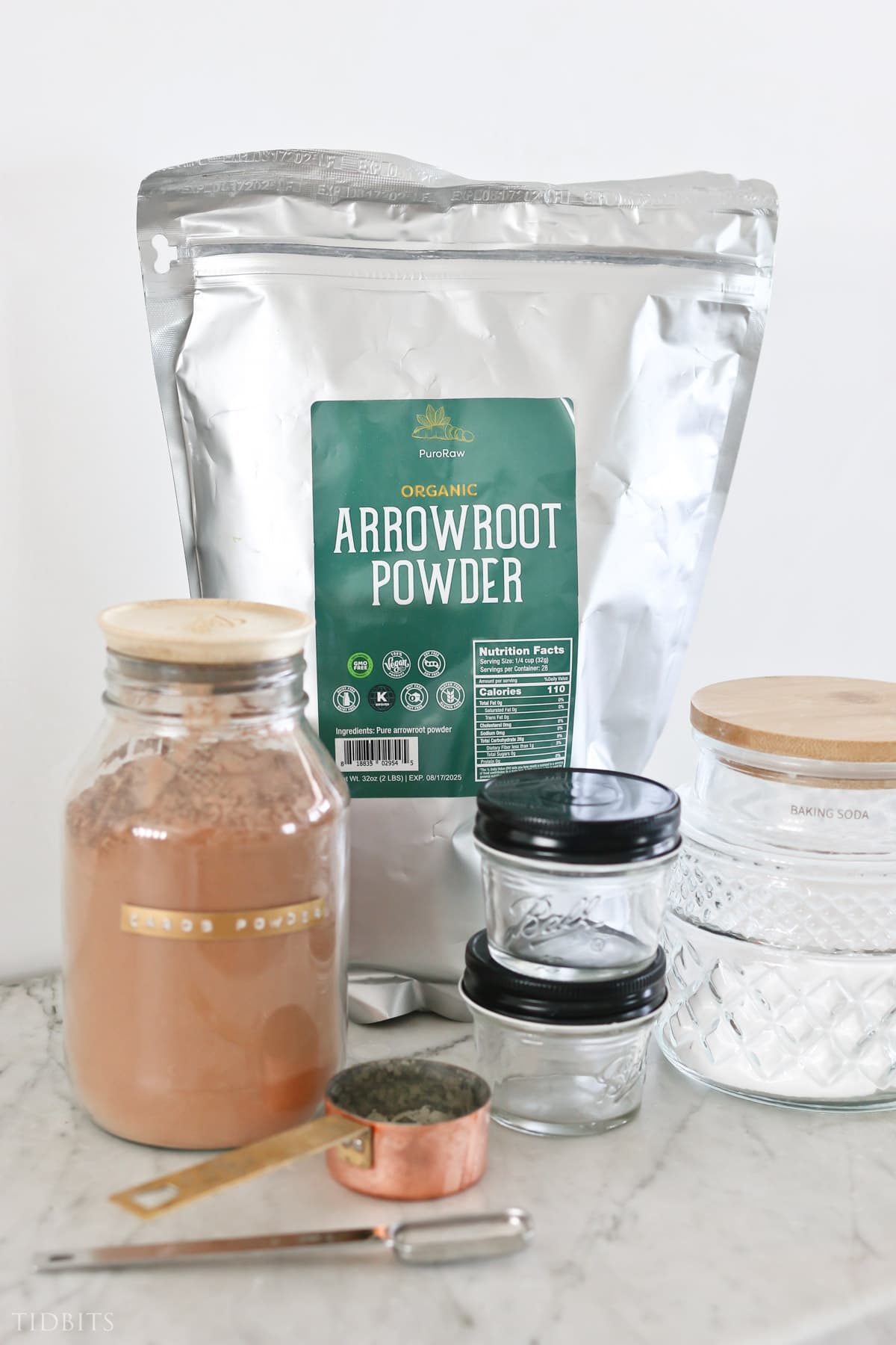 3 natural ingredients to make dry shampoo - arrowroot powder, baking soda and carob powder