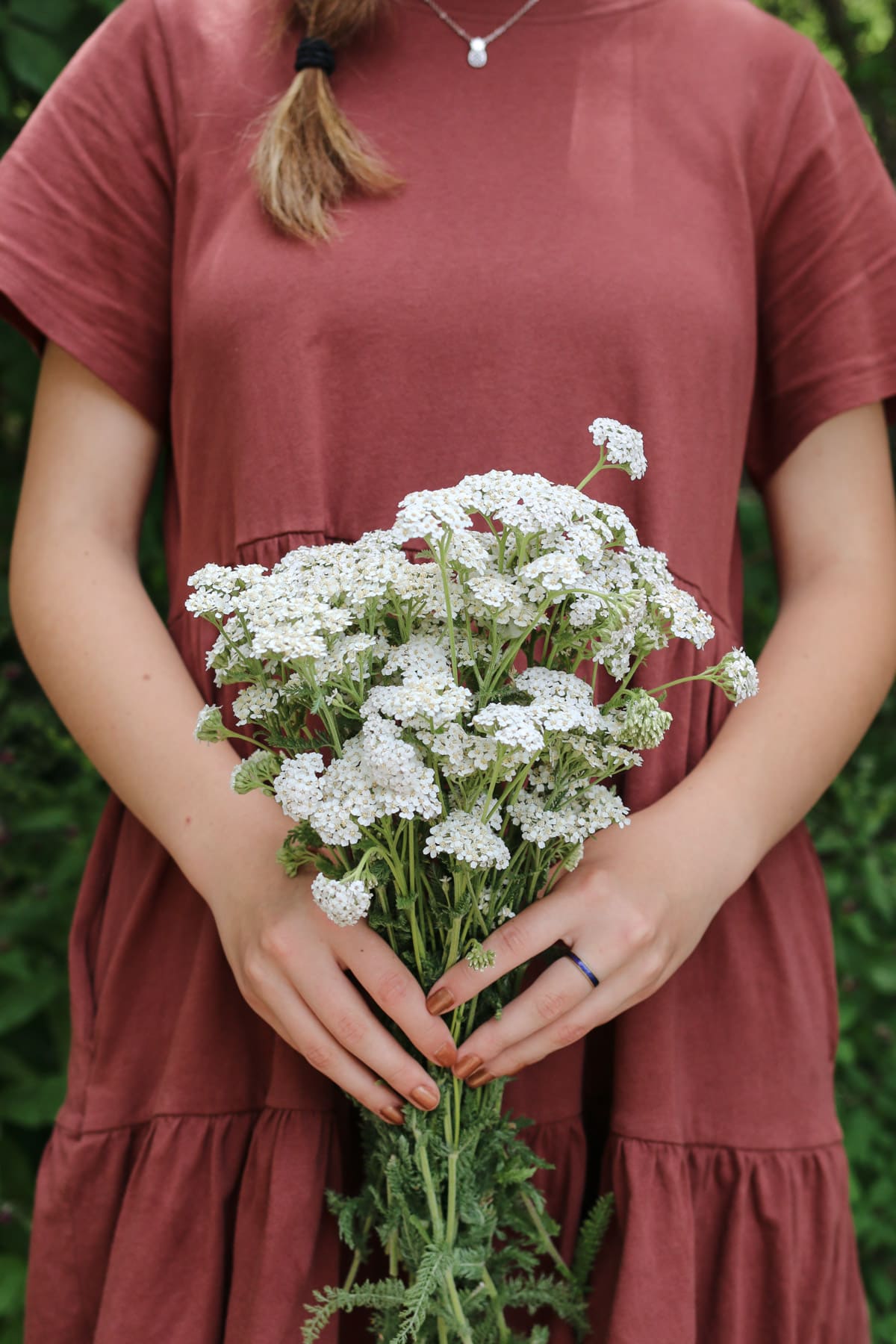 A girl holds a bouquet of white flowers