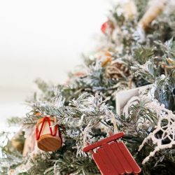 How to Faux Flock a Fresh Christmas Tree – with Laundry Detergent!