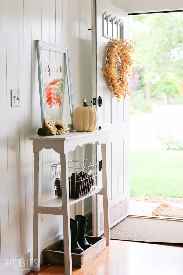 Super slim, space saving entry table building plans. Perfect for small areas and to add touches of seasonal decor.