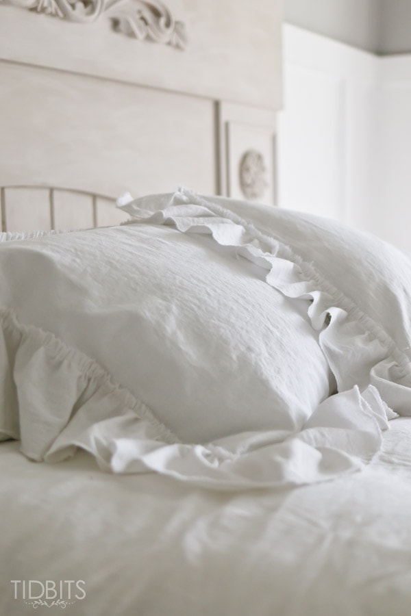 Ruffle Pillow Sham tutorial. Grab some white cozy linen fabric and make the most dreamy decorative pillows for your bed.
