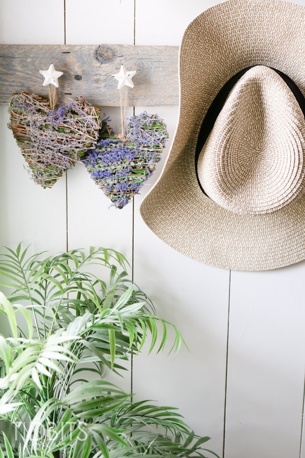 Spring Home Tour by TIDBITS - Freshen up an entry way.