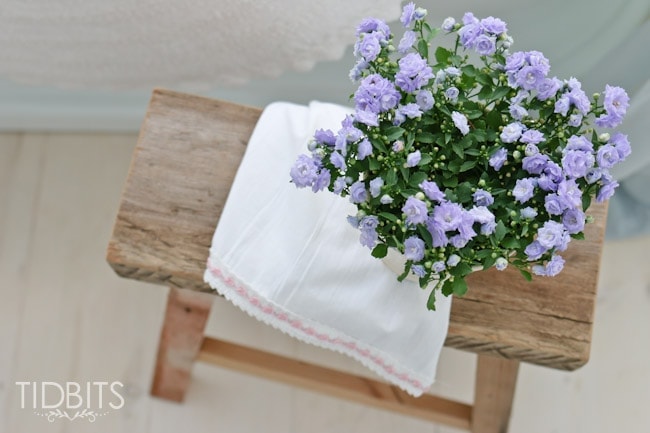 Spring Home Tour by TIDBITS. 3 Steps to seasonal decorating to ensure your decor flows well with your home.