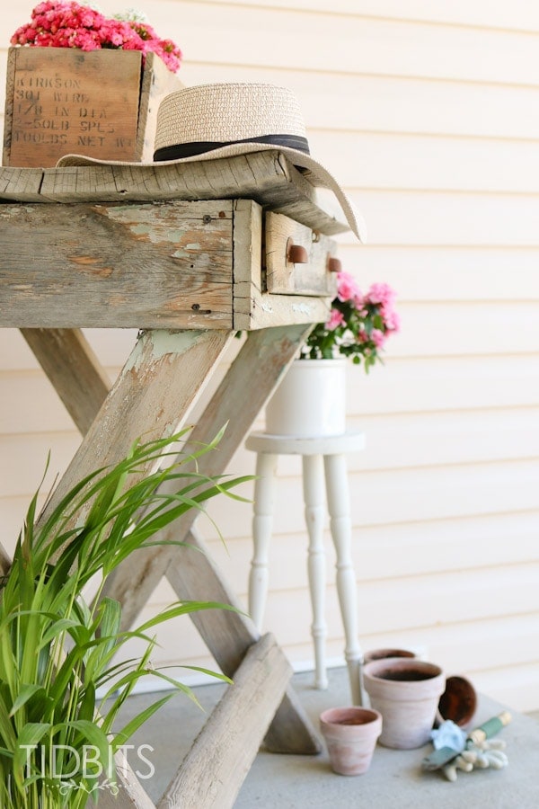 Thrift store plant stand makeover and front porch decor inspiration.