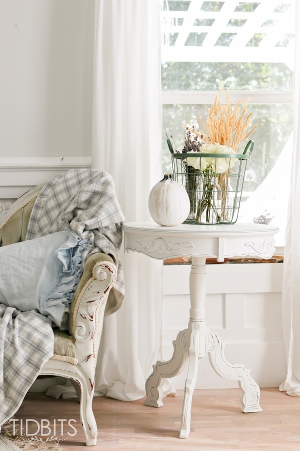 Fall is full of cottage charm in this light and bright, yet cozy living room by TIDBITS.
