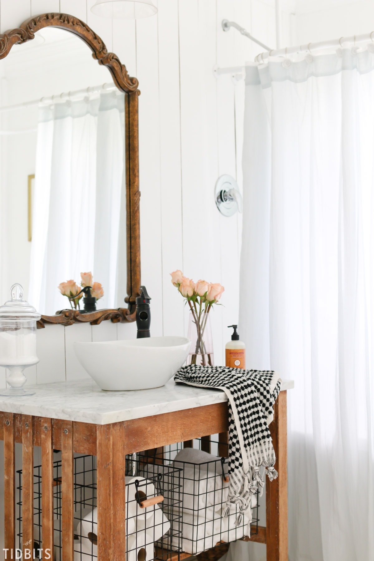 TIDBITS Fall Home Tour | Subtle changes in the Bathroom