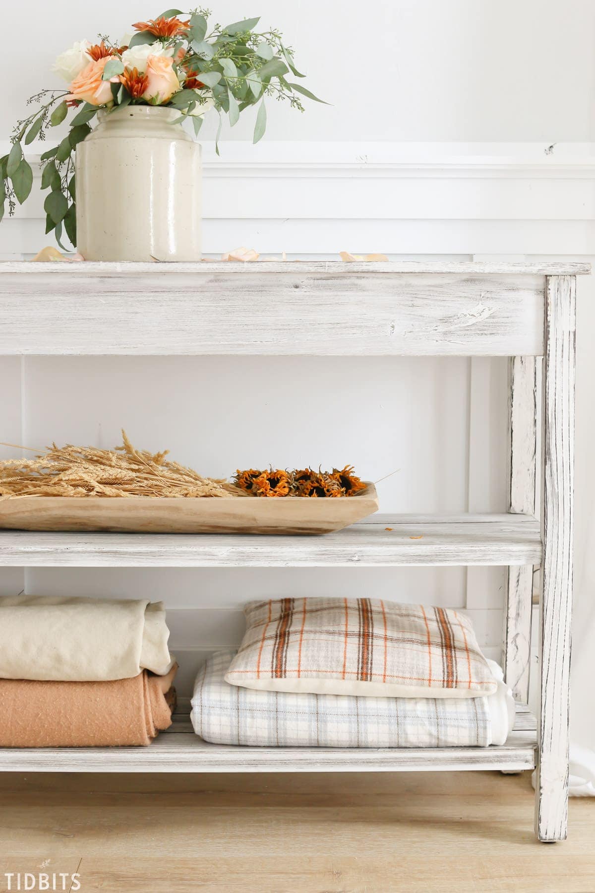 TIDBITS Fall Home Tour | Living Room. What small seasonal changes you can do when you don't feel like decorating.