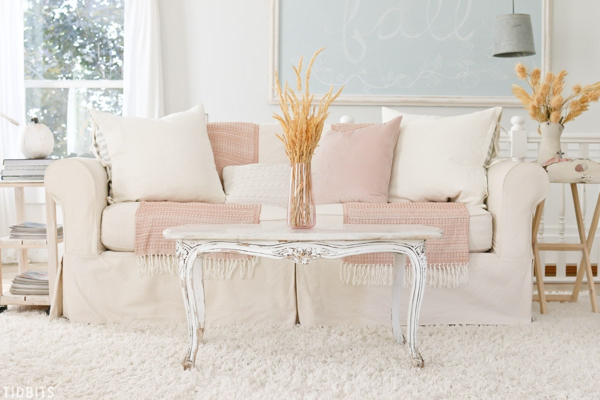 TIDBITS Fall Home Tour | Living Room. What small seasonal changes you can do when you don't feel like decorating.