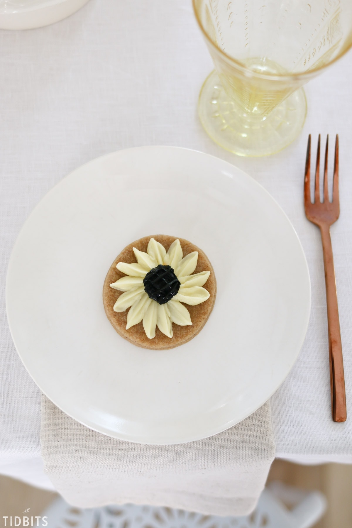 Simple Sunflower Fall Tablescape | Delight your loved ones with seasonal simplicity.