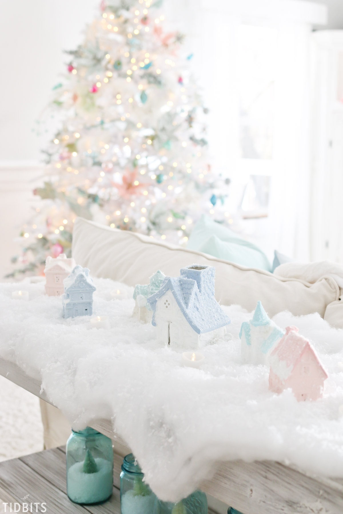 A Colorful Christmas home tour, in the living room. By TIDBITS.