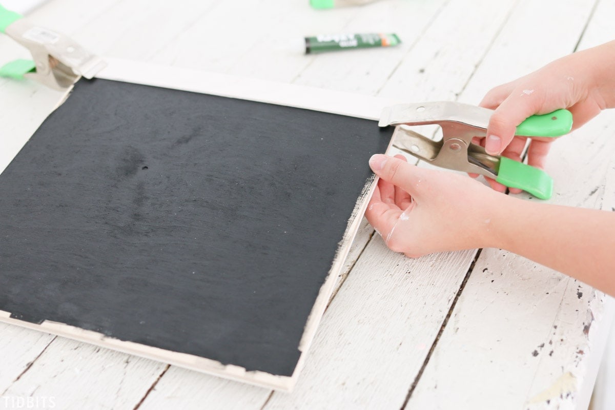 Easy DIY reversible mini chalkboard and whiteboard, by TIDBITS.
