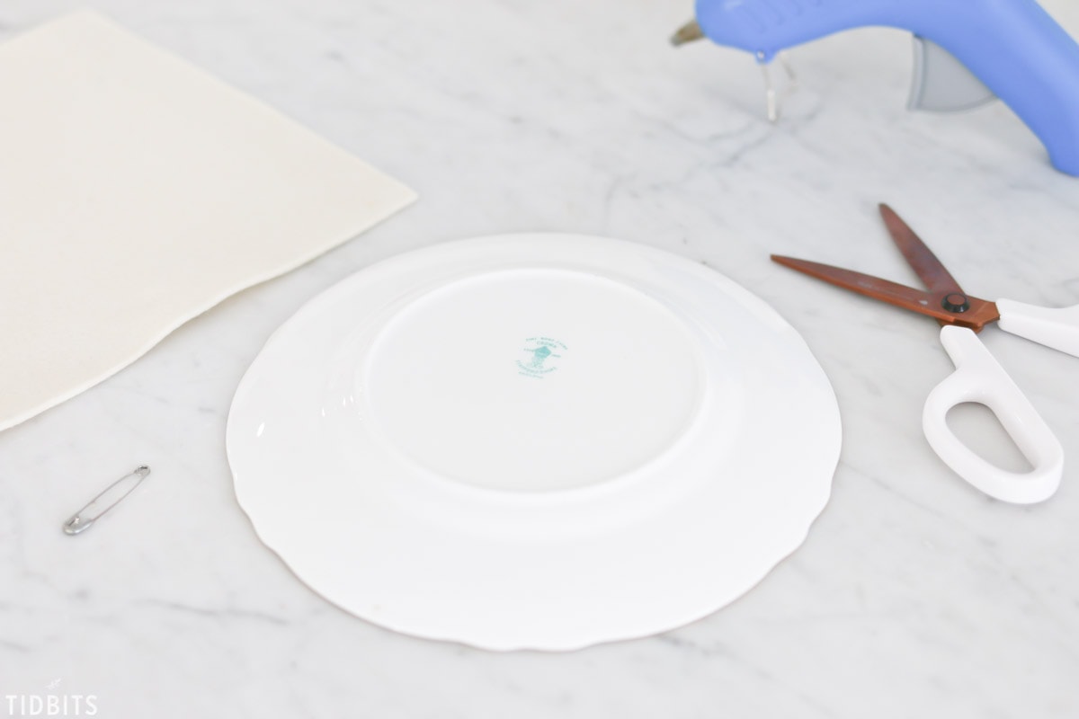 How to hang plates on a wall, by TIDBITS.