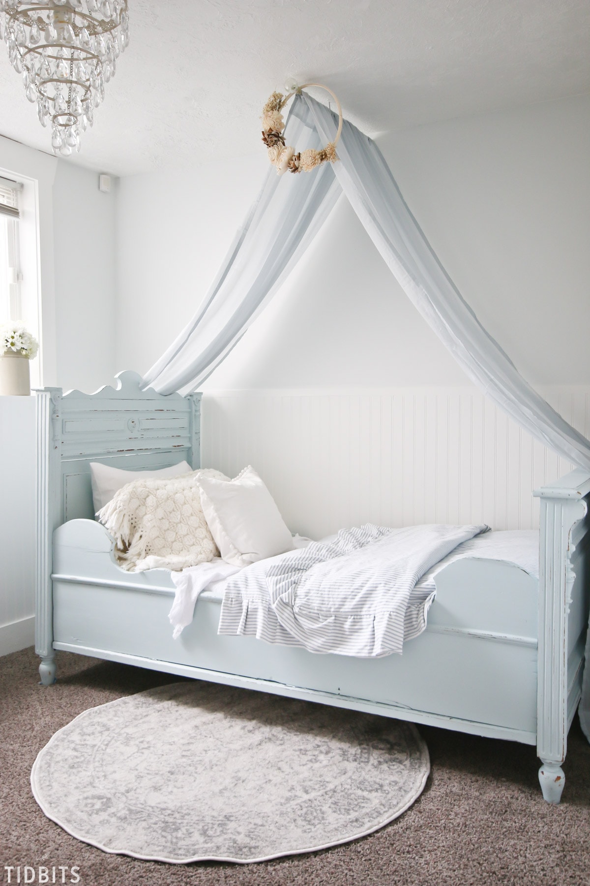 Blue and white girls bedroom makeover