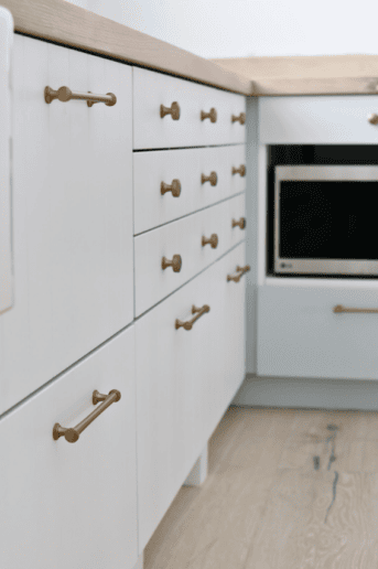 CHOOSING HARDWARE FOR YOUR KITCHEN COVER IMAGE