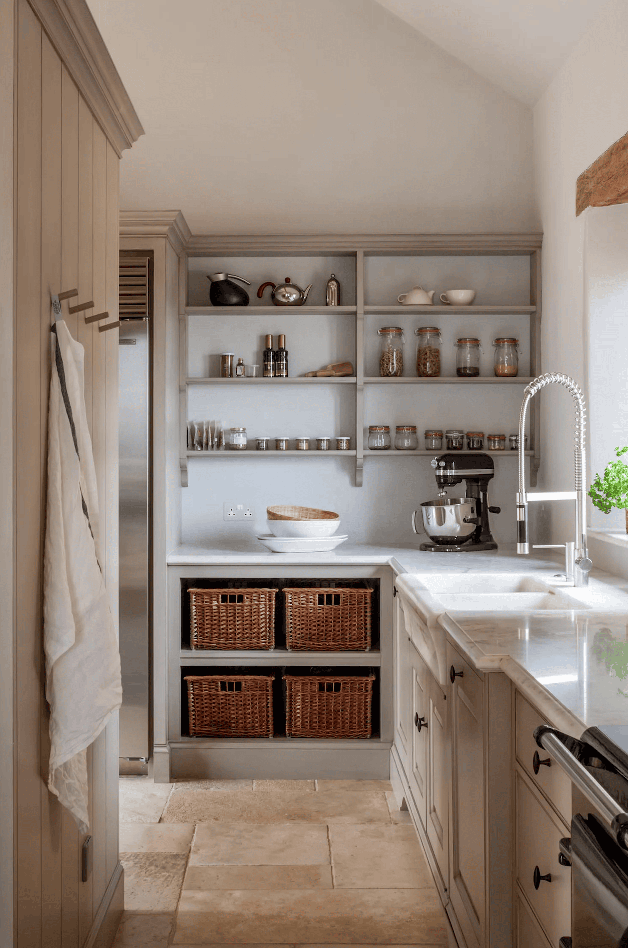 A BUTLER'S PANTRY FOR WASHING AND STASHING DIRTY DISHES