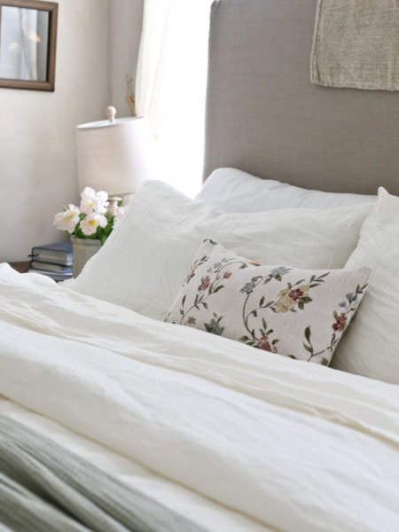 Spring cleaning and decorating ideas for the bedroom spaces